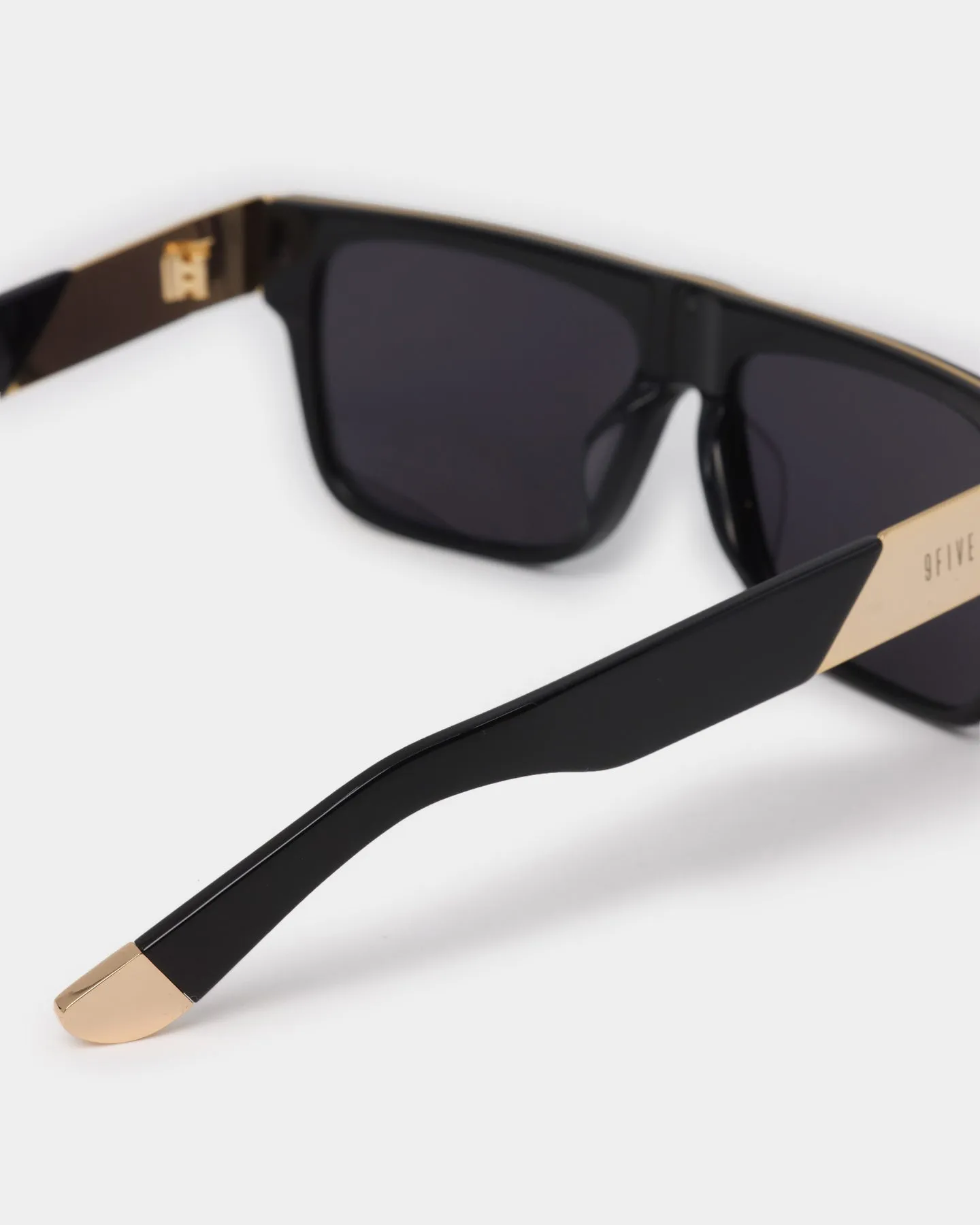 22 Sunglasses Black/gold